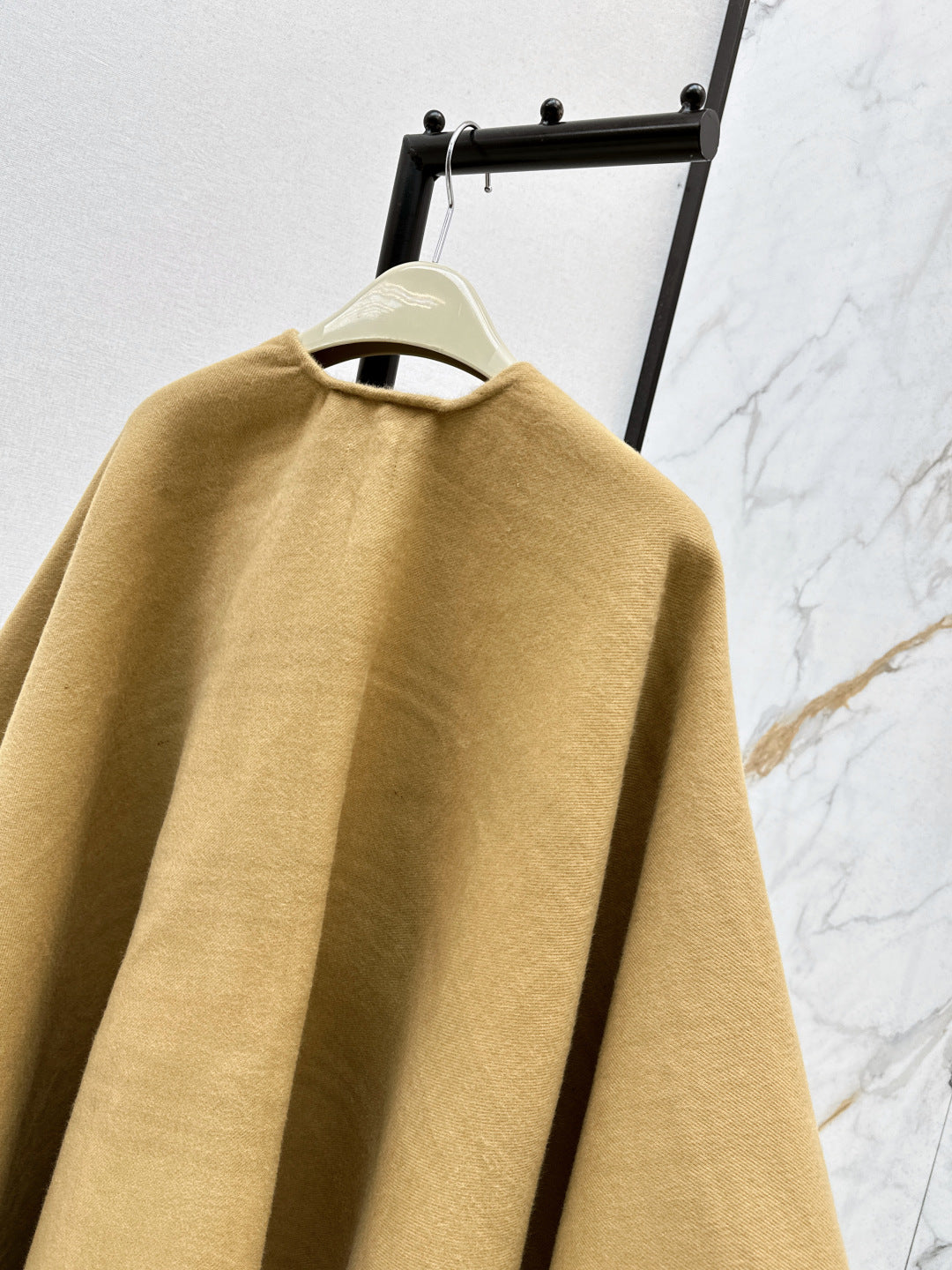 BURBERRY 25S KNITTED SHAWL 067
